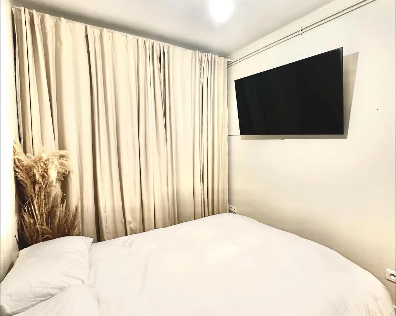 Art House Bastille 2 Bed Apartment W Balcony, 11Eme Super Trendy Neighbourhood Paris France