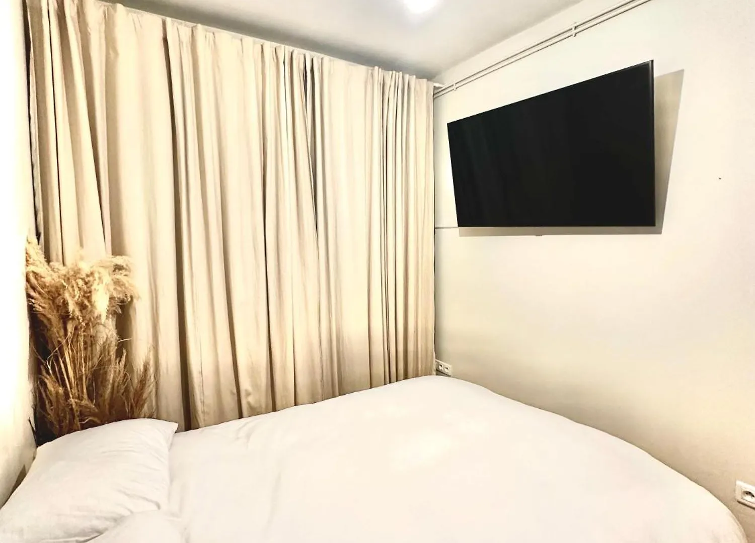 Art House Bastille 2 Bed Apartment W Balcony, 11Eme Super Trendy Neighbourhood Paris 0*,